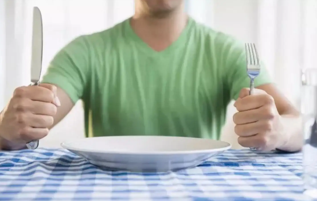 给自己一个不减肥的理由:饿了别扛着,不然会得“饿怒症”_北京时间