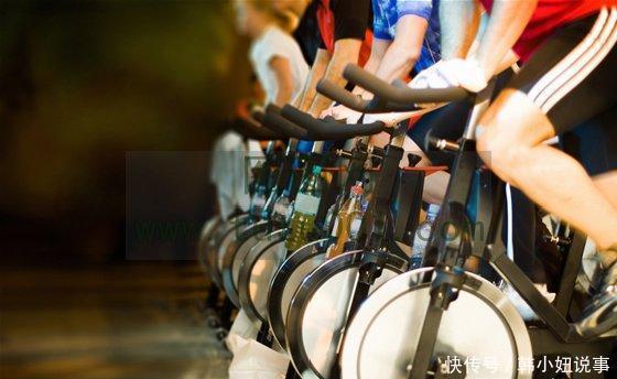 男子为减啤酒肚疯狂健身,三个月后肚子鼓成孕