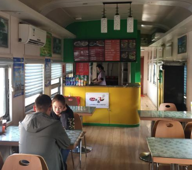 山东建筑大学的火车餐厅10月20日走红微博，该校将退役的东风5610号列车和上世纪六、七十年代的解放型蒸汽机车创新改造成学校餐厅，引网友们点赞。