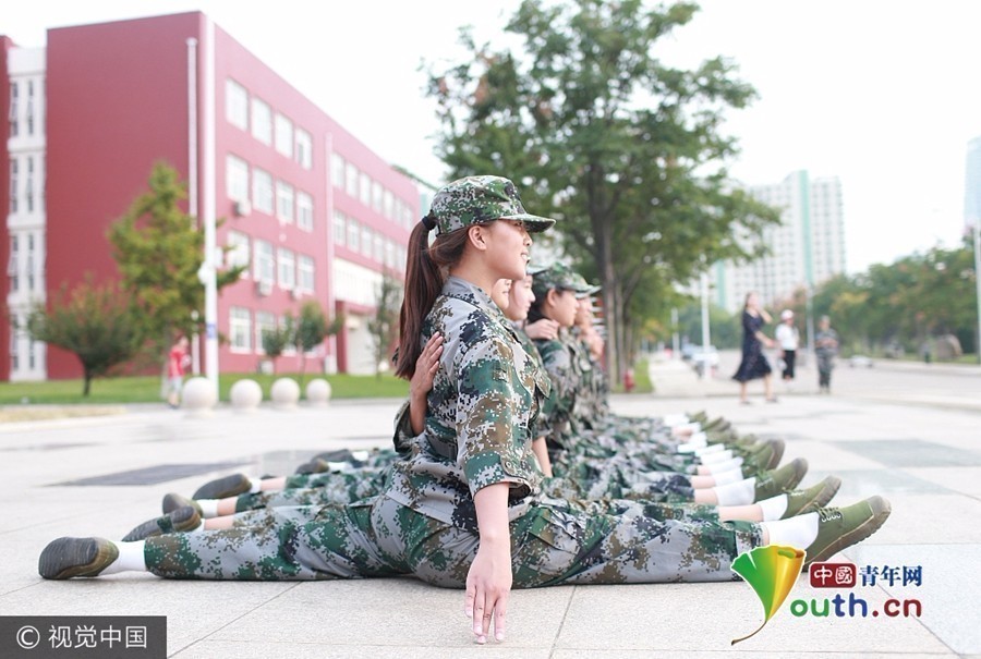 在山东日照,曲阜师范大学内新生进行军训,在休息间隙,舞蹈系的新生大秀一字马、胸倒立等绝技,显出舞蹈新生的深厚功底。(来源:中国青年网)