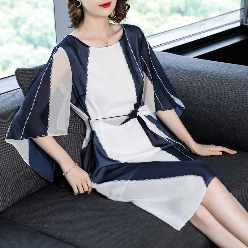 如今40岁女人太美了,穿宽松时髦真丝连衣裙,国