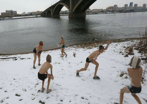 俄罗斯人“群架日” 相互群殴 没有输赢打到尽兴