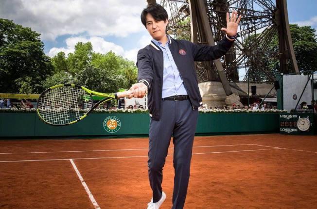 家里不仅有钱自己还会挣钱,富二代的靳东大家