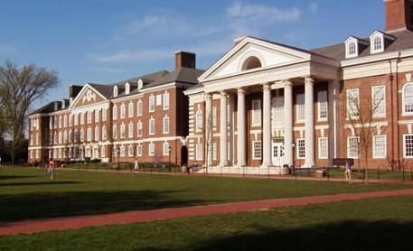 女学生上了专科四年后 小区新物管清理杂物发