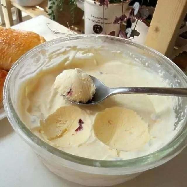 然后把混合好的冰淇淋液倒入一个洁净带盖子的容器里,放入冰箱冷冻室