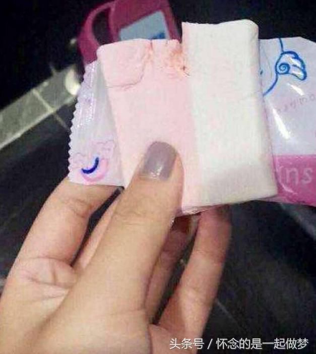 女孩内急让男友帮忙去买卫生巾，然而她拆开一看直接傻眼了