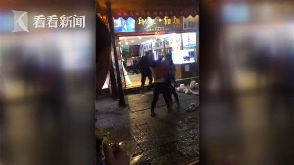 大理古城店主与游客撕打 警方:因食盐咸淡引纠纷
