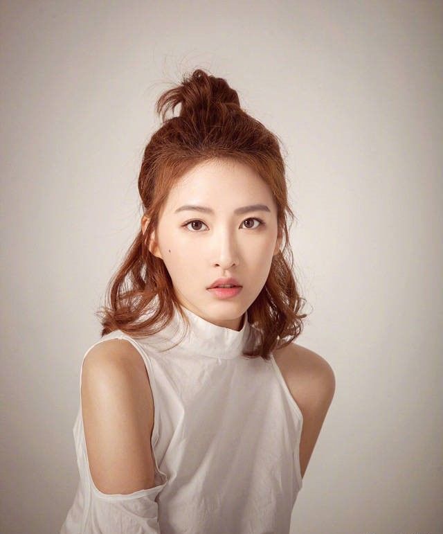 杜雨宸:微微一笑很倾城,邻家女孩般清新靓丽的