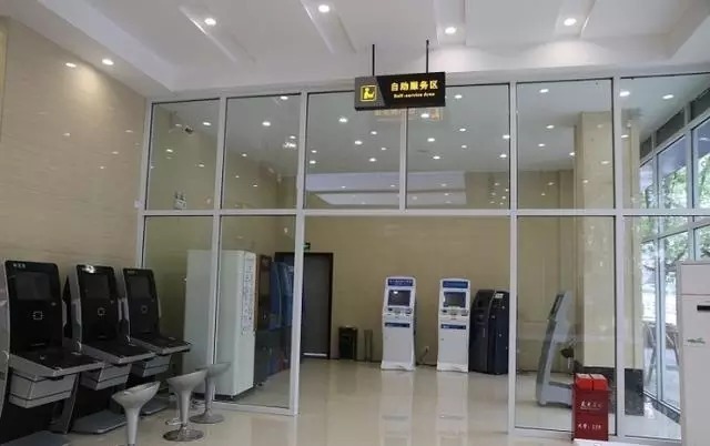 遵义市公安局出入境接待大厅搬家了,首日迎来