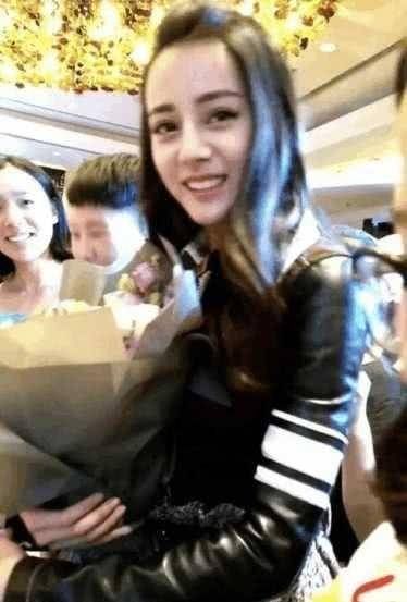 外国小哥的表情告诉你李沁的颜值有多高,刘亦