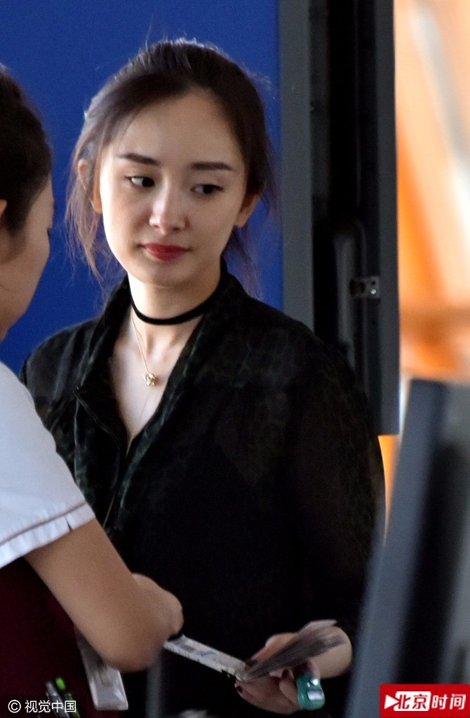 杨幂低头看手机频皱眉头 若有所思一脸愁容