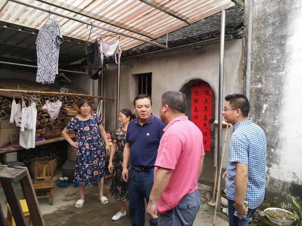 县委常委、常务副县长胡旭华督查资产收益扶贫