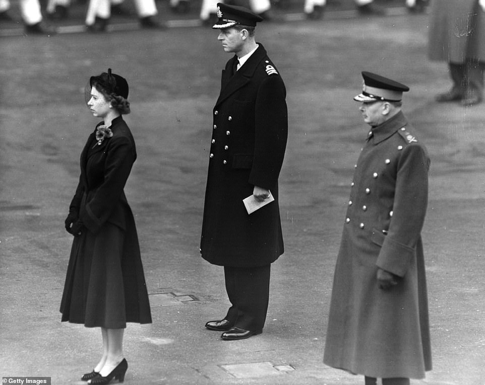 每年的11月11日，英国各地都会举办活动纪念一战停战。第一个“英联邦国家停战纪念日”是由伊丽莎白二世的祖父乔治五世于1919年设立。现年93岁的伊丽莎白二世女王是第二次世界大战的亲历者，她比任何人都了解战争的创伤。英媒称，女王可能是回想到过往，忍不住落泪。