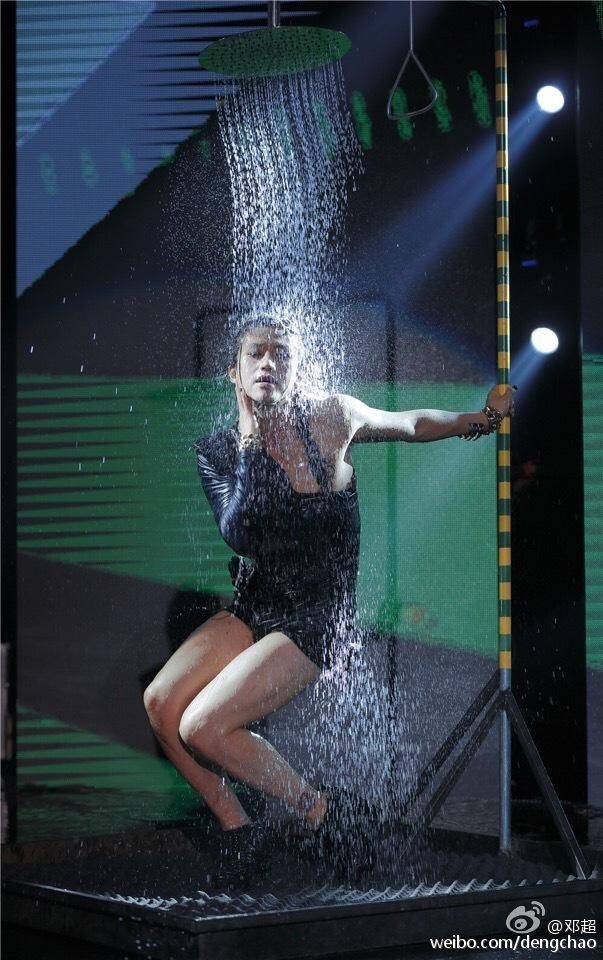 细看这张照片正是邓超本人,一张男扮女装在跳钢管舞的照片,并且还十分