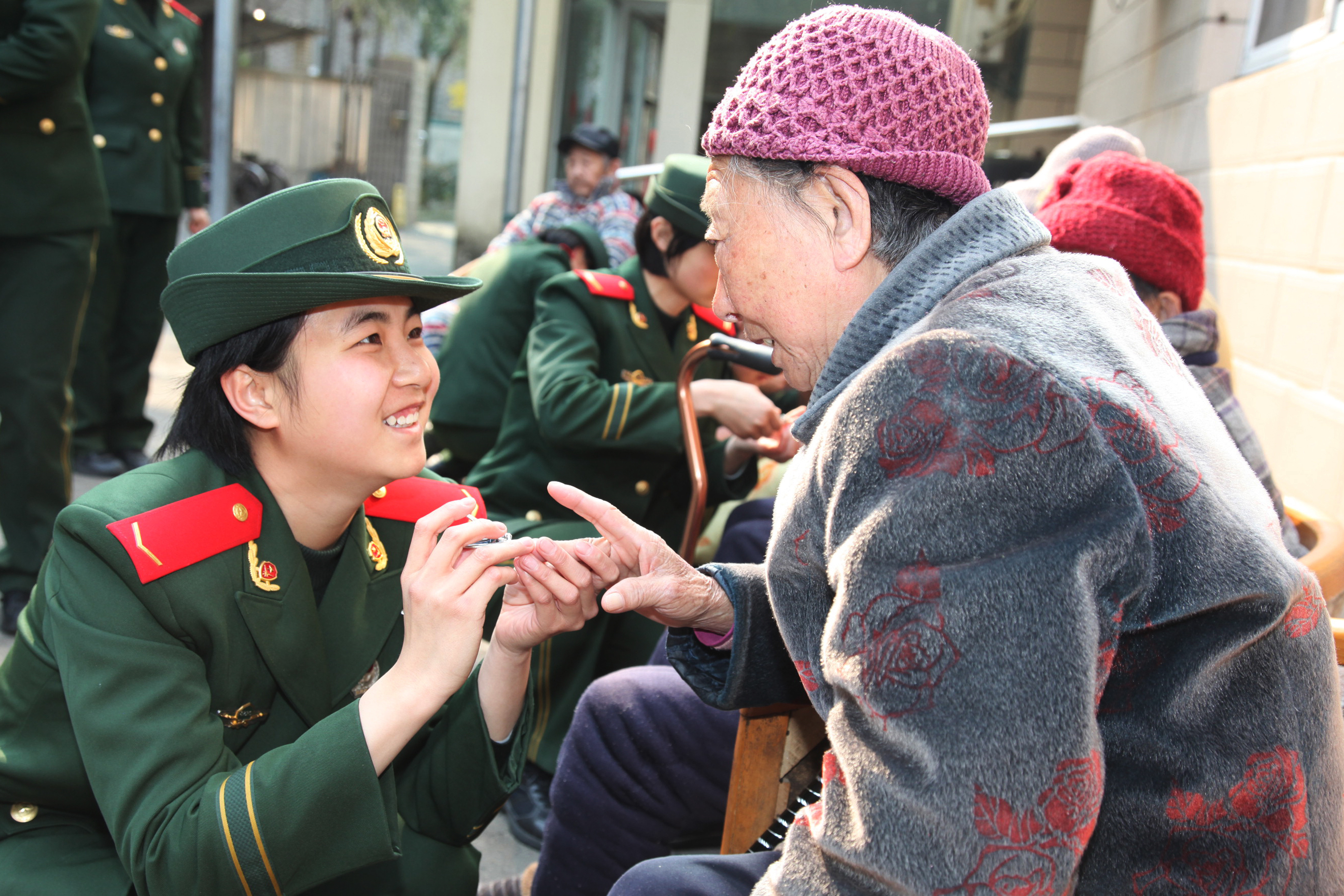 武警8720部队通信连与驻地梁溪颐养院老人结成帮扶对子10多年,逢年过节都要来敬老院看望老人,与老人们唠家常,为老人们送温暖。贺冠军摄