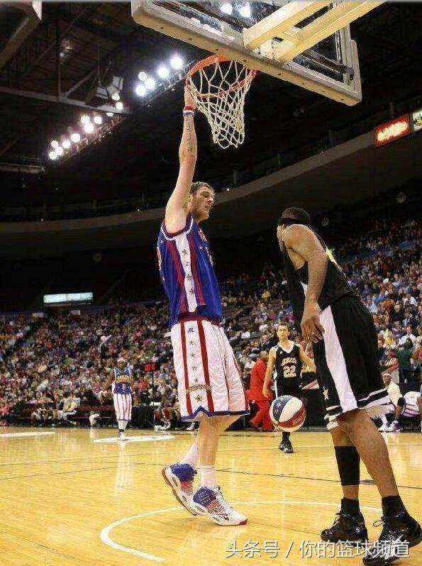 保罗·斯图格斯是著名的哈林篮球队队员,身高2米36,能够站立劈扣然后