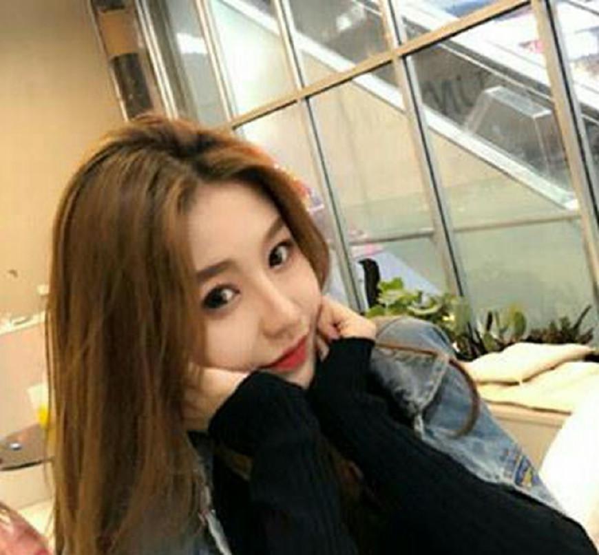 除了温婉,抖音还有很多可爱的小姐姐,比如拿着