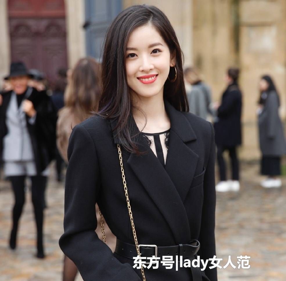 章泽天旅游无ps照,蓝色牛仔裤长腿抢镜,皮肤也