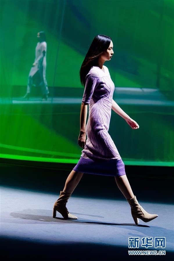 9月3日,模特在2019北京时装周开幕大秀上展示服装作品。 当日,2019北京时装周正式开幕。