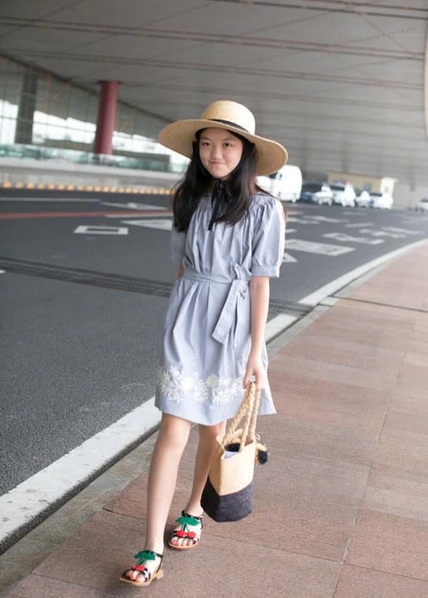 兔唇恢复的李嫣大变样!普通连衣裙居然穿出国