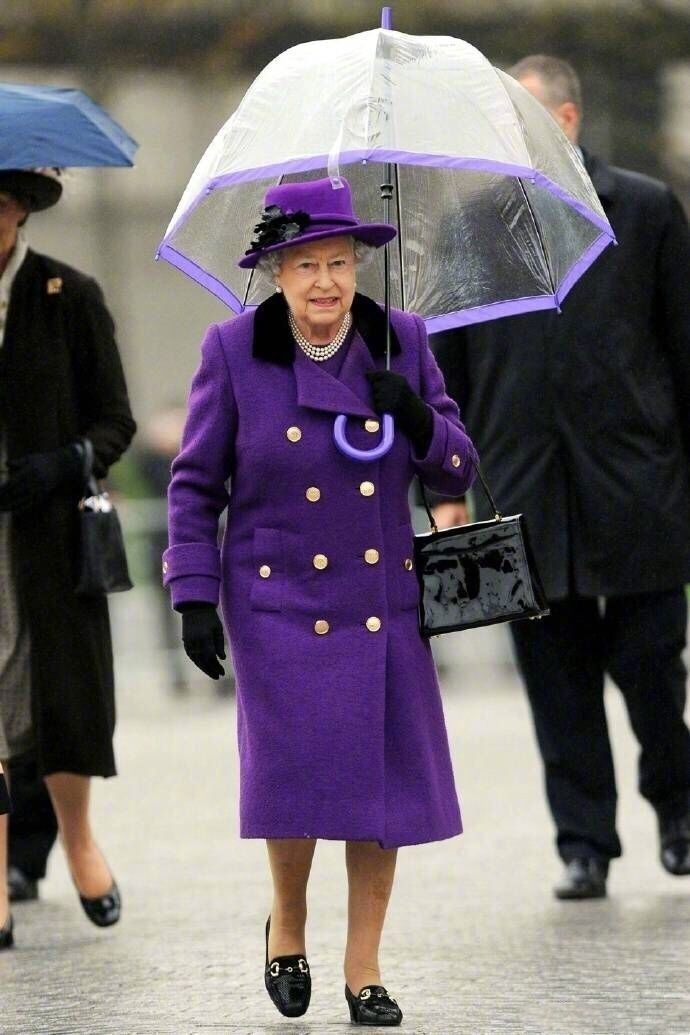 91岁英国女王连雨天都这么时尚!真是美了一辈