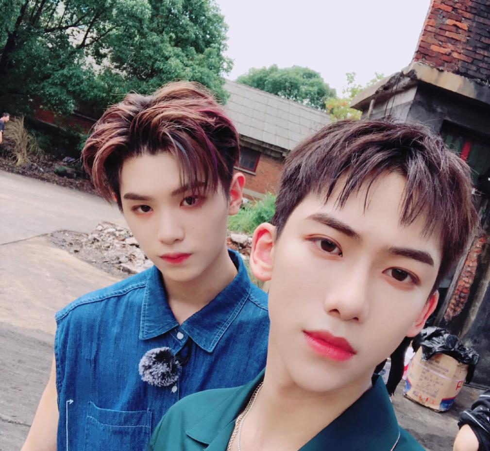 Justin黄明昊真人吃鸡综艺路透照曝光! 露肌肉