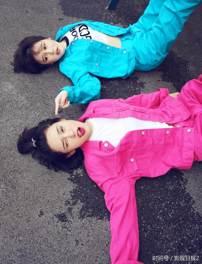 赵本山女儿妞妞晒和闺蜜照片,居然神撞脸