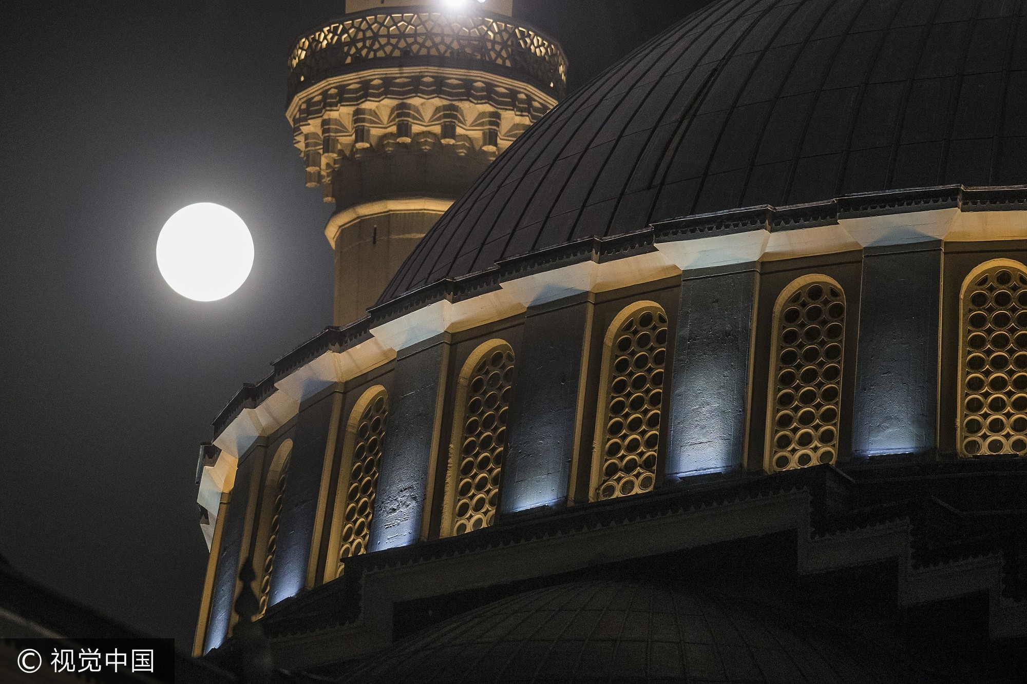 当地时间2016年8月18日，土耳其安卡拉，当地迎来满月景观。