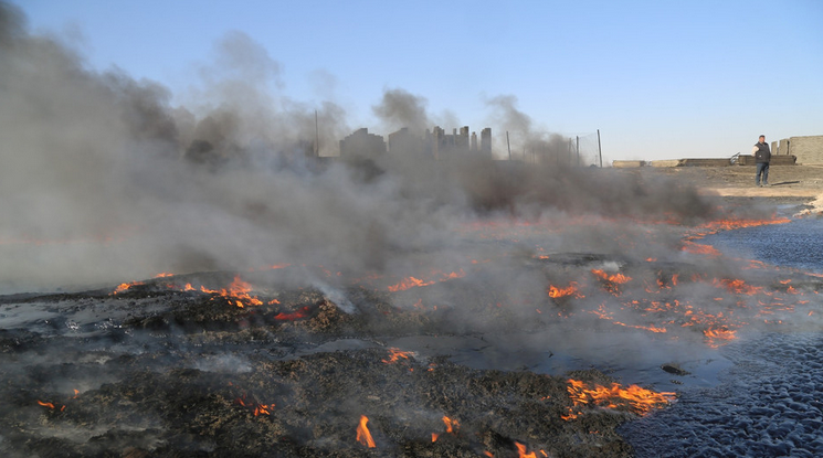 伊拉克摩苏尔激战正酣 极端组织放火烧油田