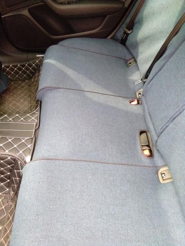 新款奥迪A6L座套安装。附带图片