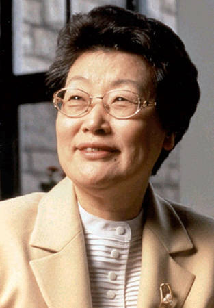 但时隔一天,她又改口说,她出生在美国的长子在“1977年回国时遵照有关规定,放弃了韩国国籍”。部分议员认为是她让自己的儿子放弃韩国国籍,借机逃避服兵役。而根据韩国法律的相关规定,那些申请政府高职的人不但要说明他服兵役的记录,而且要交待清楚他的后代是否也服过兵役。图为韩国首任女总理张裳