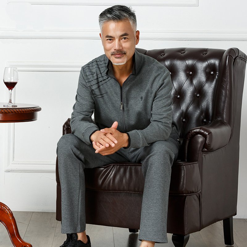 男人40+尽量不要皮衣搭配牛仔裤,建议你换上这