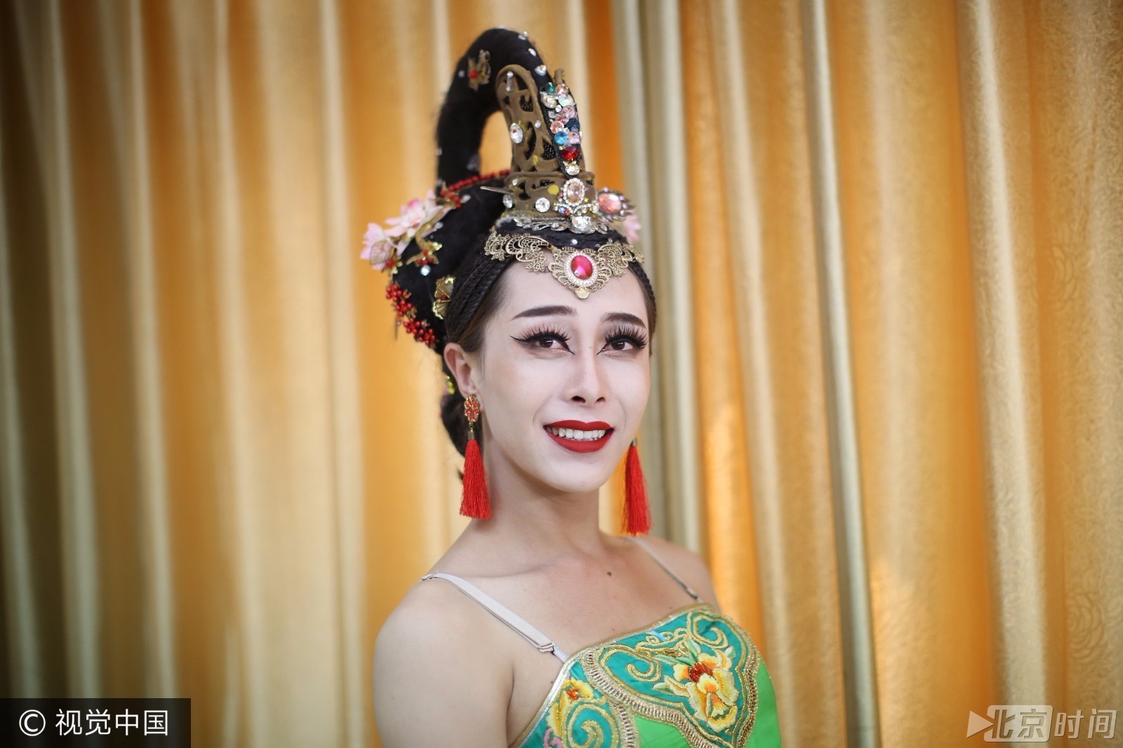 95后反串演员进男厕被人当成女生 他说：我是纯爷们