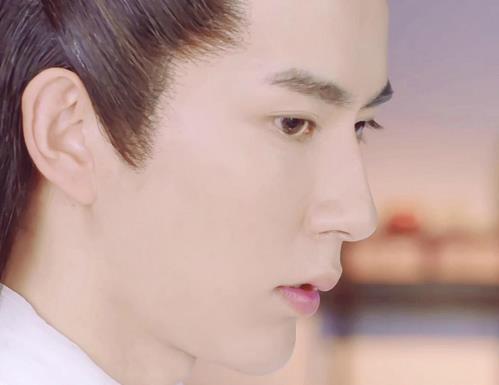 她会选择私下结交九王与杨严,与他们组成"黄金三角"暗中对抗齐晟