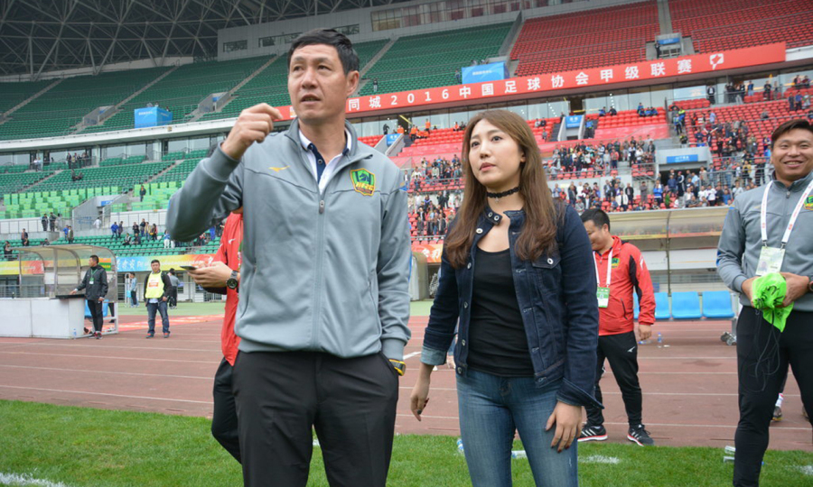 在球队训练上，作为投资方的文筱婷一周最多到场两次，并且她从不干涉球队的技战术布置。在外援的引进上，文筱婷也是专业加民主的路子：“黎指导做出专业的推荐，然后所有股东一起开会去评断，最后投票决定是否通过。”