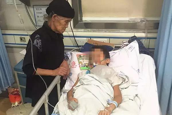 据了解，事情发生在8月19日，小军玩手机被父亲苏某某撞见，便叫他去田里割草。小军顾着玩手机，顶了一句嘴。当天半夜，小军发现自己的手机不见了，第二天一早向父亲询问，苏某某告诉他要卖掉他的手机换钱用。事后，小军与父亲为此发生争执，苏某某当场对他拳打脚踢，随后又将他拉到一边，拿出一瓶没开封的百草枯，塞到小军的手中。