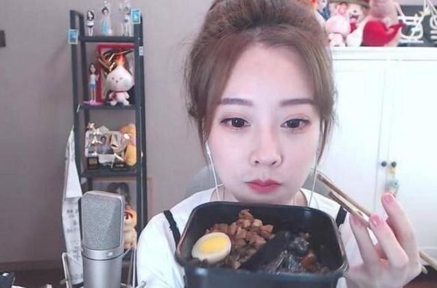 冯提莫被赃款打赏160万登上CCTV,装傻澄清,网