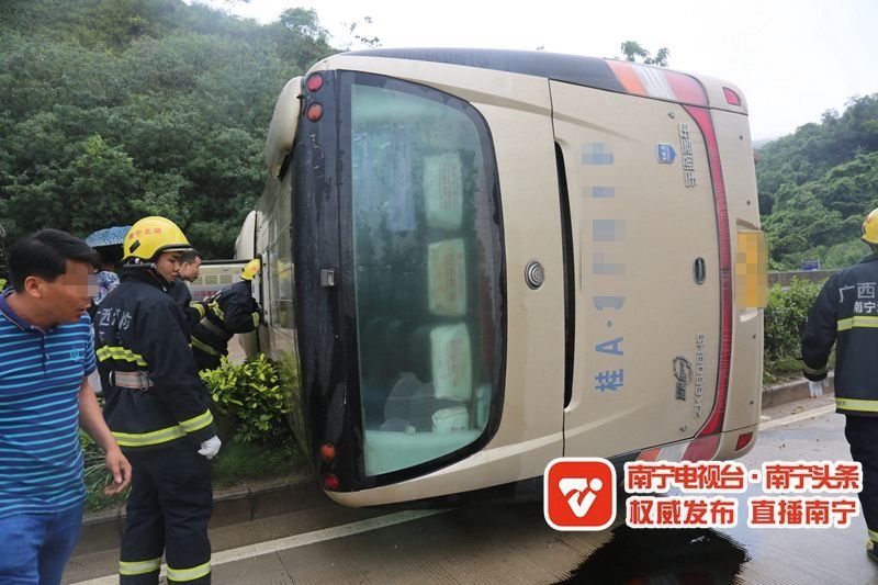 惨烈!广西一小车和大货车凌晨发生追尾,小车内