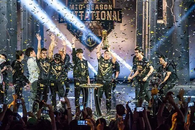 1.26亿中国人见证!RNG首夺世界冠军,英雄联盟