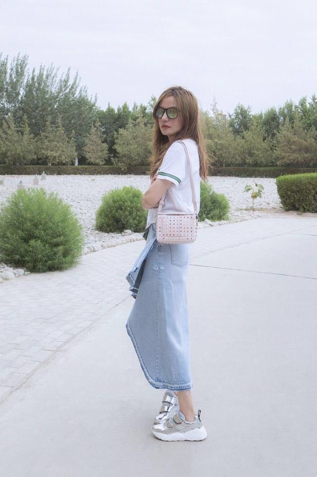 166的赵薇对身高还是不自信?将近五千块的厚