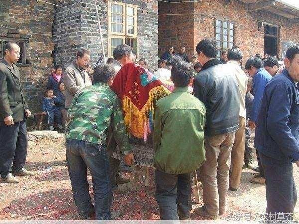 农村老人刚去世,儿子急着分家产,翻出一样东西