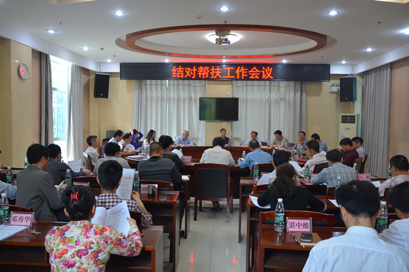 出席会议的有党组成员,副院长周小毛,党组成员,副院长贺培育.