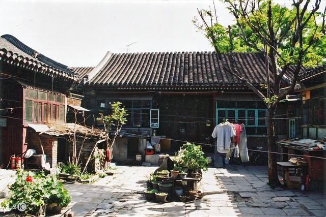 老人去世留百万遗产,三个儿子商量怎么分,一份