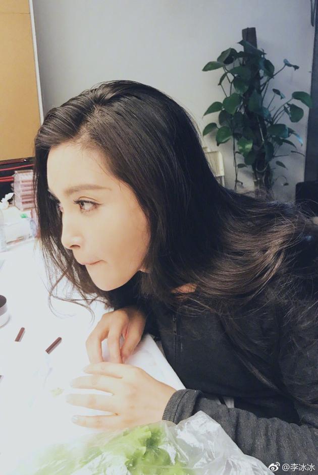 李冰冰狼吞虎咽猛啃生菜 自嘲老虎吃相兔子粮食 李冰冰狼吞虎咽猛啃生菜 自嘲老虎吃相兔子粮食