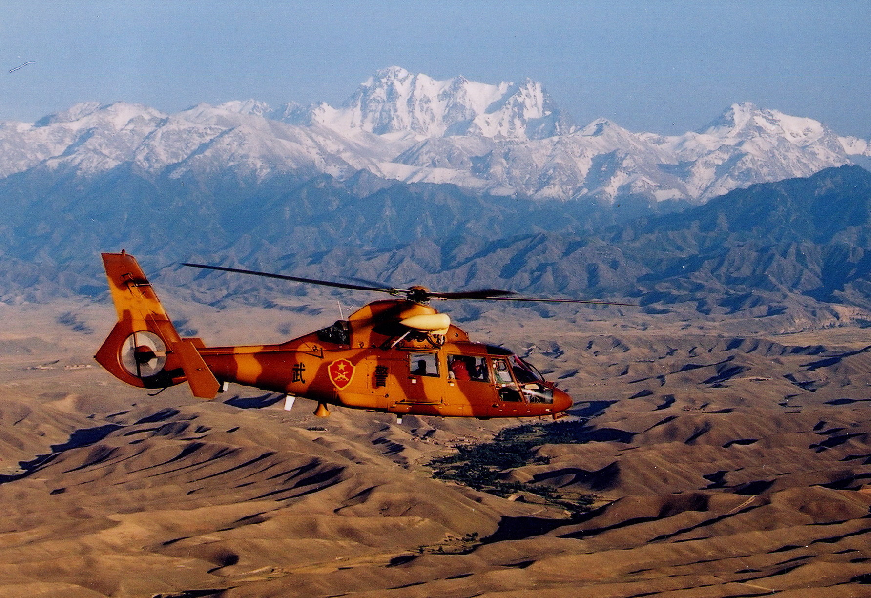 武警新疆总队直升机大队正在进行飞行训练。