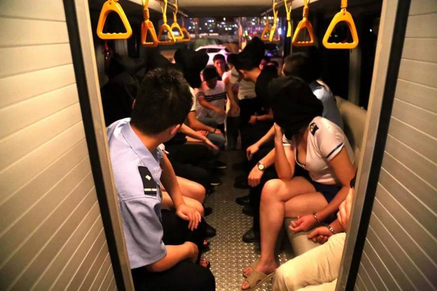 湖北警方扫黄现场 现场抓获涉案人员27人 湖北警方扫黄现场 现场抓获涉案人员27人