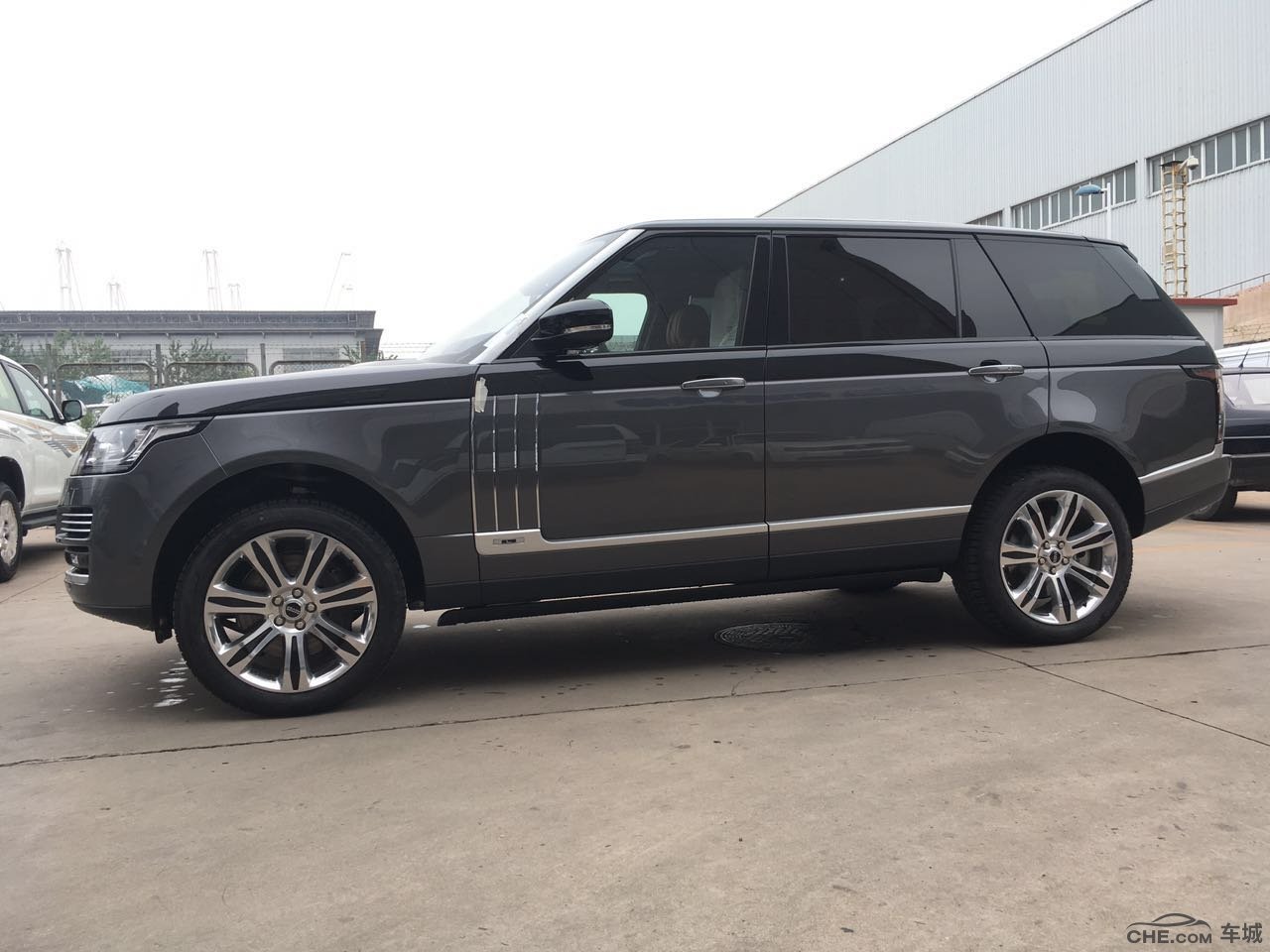 17款路虎揽胜行政5.0SV全球限量版双拼色车身