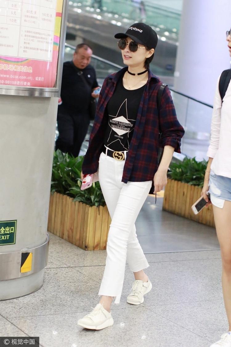 本来宽腰带相对易显要粗,腰臀曲线不分明,腿部不直的线条被紧身裤展露