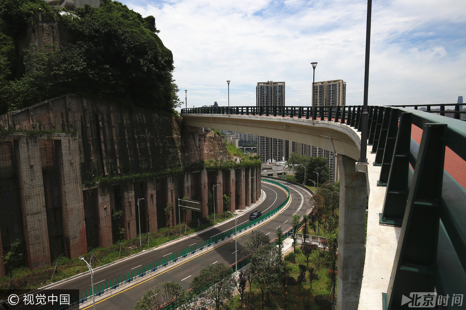 重庆主城区现"空中悬廊"观光步道 设计大胆犹如过山车道