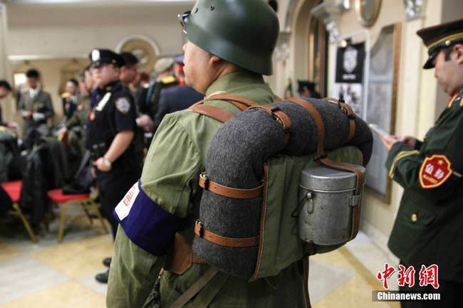 12月3日，北京龙骑兵军事俱乐部迎来了一年一度的军装秀活动，200余名资深军迷穿着多个国家各时期“军服”及警察“制服”盛装出席。该活动已成为军迷交流、学习军事知识的盛大PARTY。